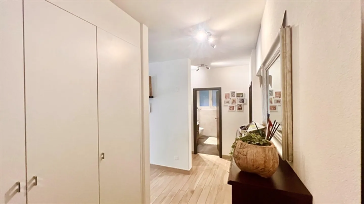 Comfortable 3.5-room apartment for sale in Savosa, Switzerland - Photo 3 of 10