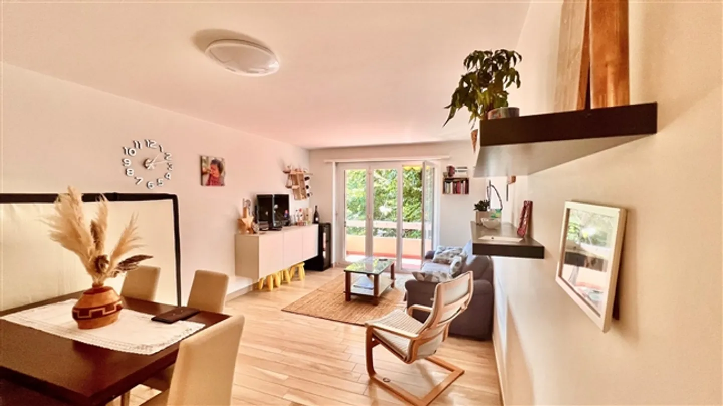 Comfortable 3.5-room apartment for sale in Savosa, Switzerland - Photo 2 of 10