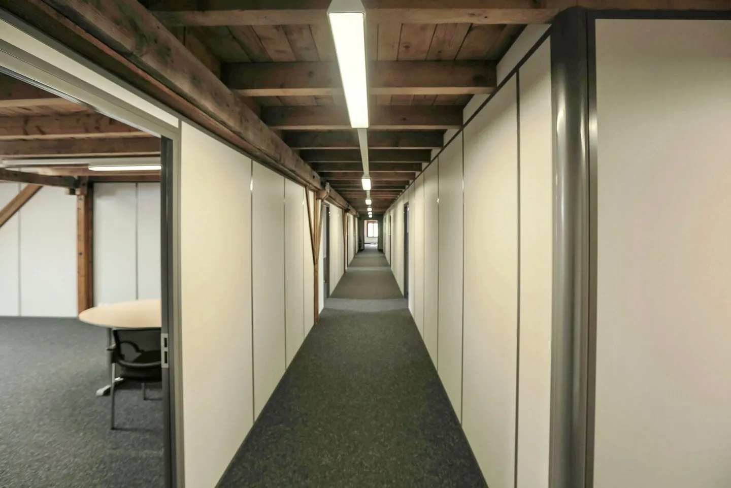 Ampio spazio di lavoro con stanze separate - Foto 2 di 10