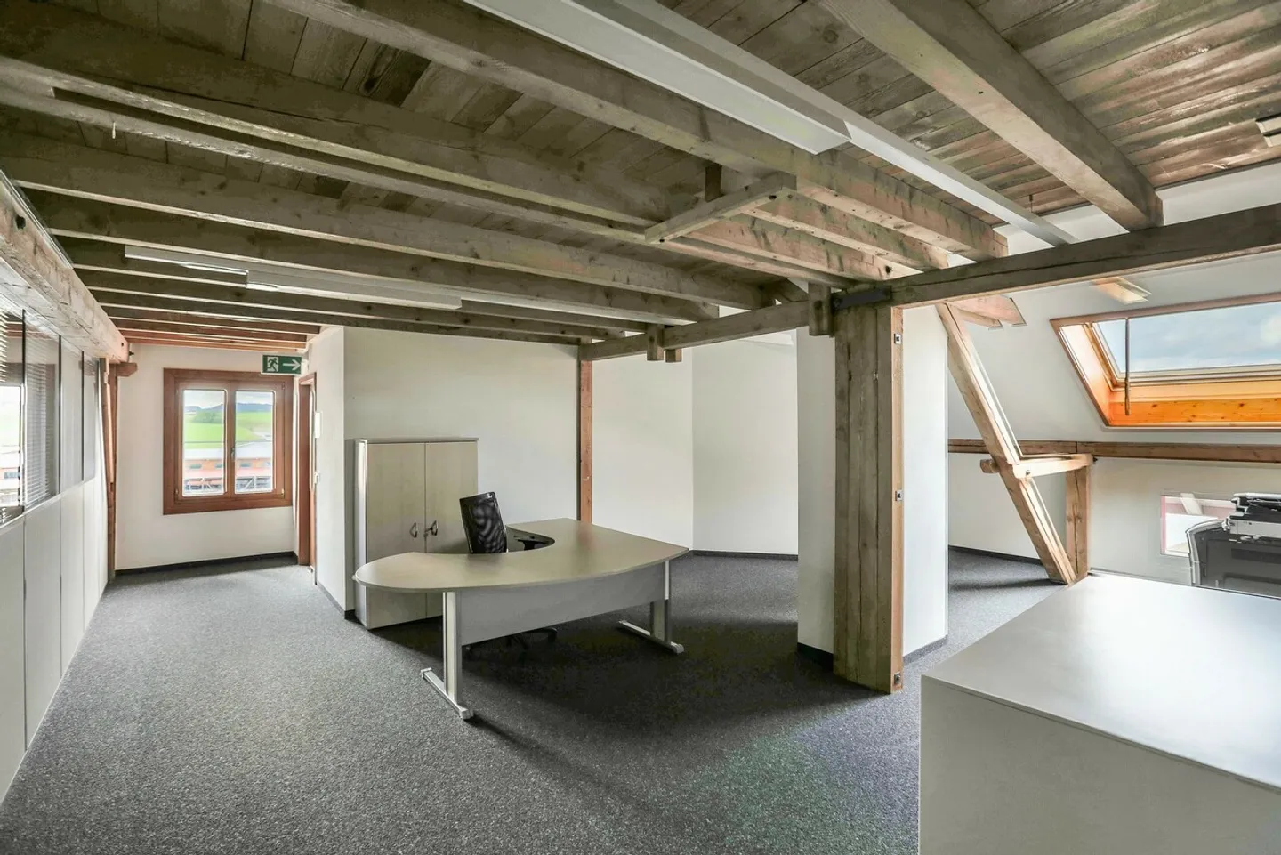 Ampio spazio di lavoro con stanze separate - Foto 1 di 10