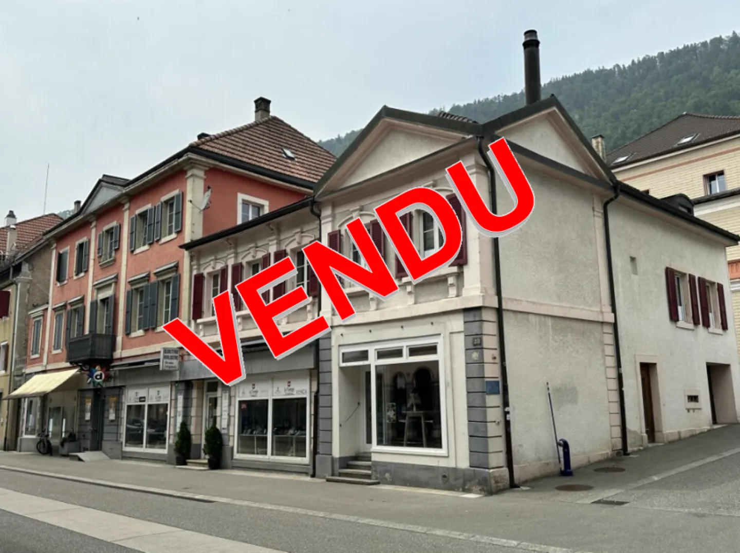 St-Imier, Gebäude mit einem Duplex, Gewerbefläche und Garage - Foto 1 von 1