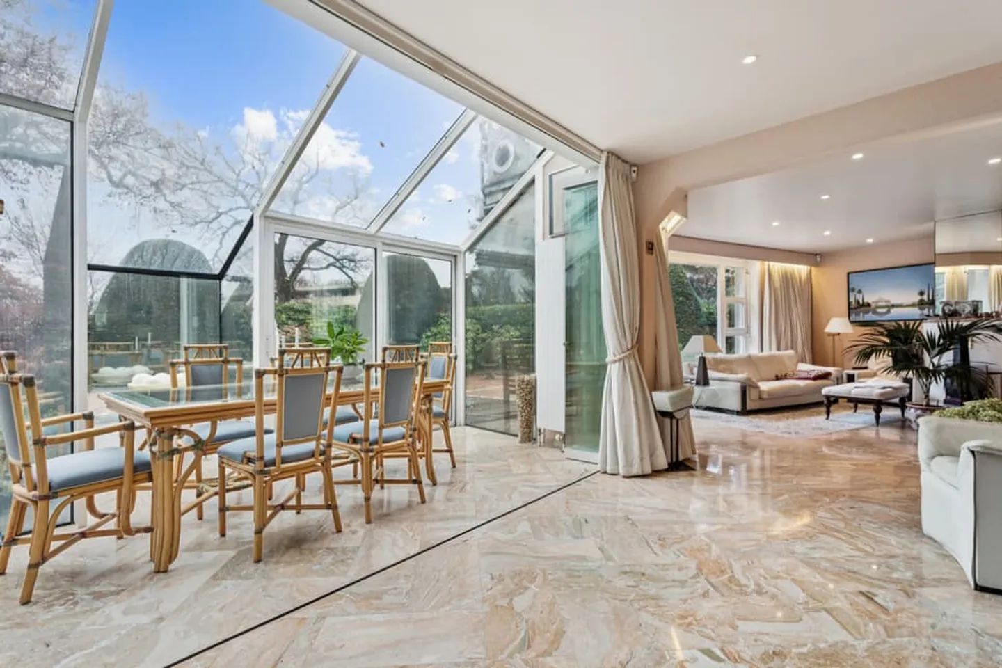 Splendida casa a schiera di 10 stanze con appartamento in affitto - Foto 1 di 9