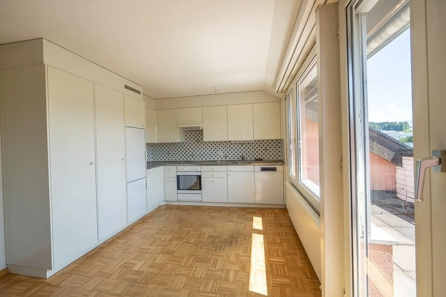Ampio appartamento attico di 5,5 stanze con due balconi - Foto 2 di 10