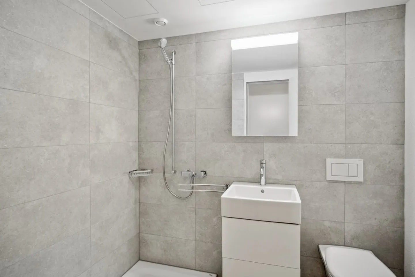 Central City Apartment Directly on the Limmat - Photo 3 of 8