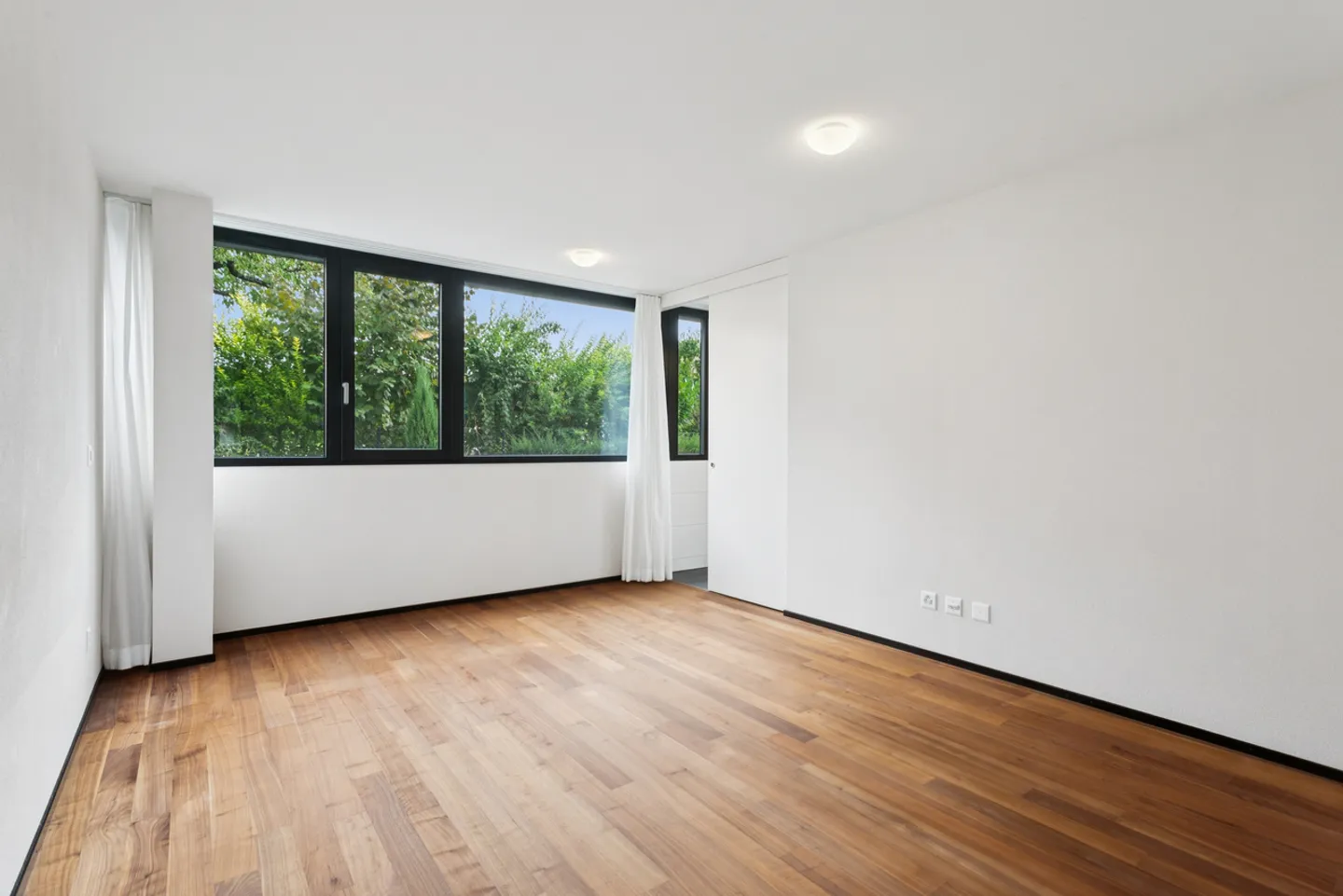 High-end 4.5-room apartment with garden and lake view - Photo 9 of 12