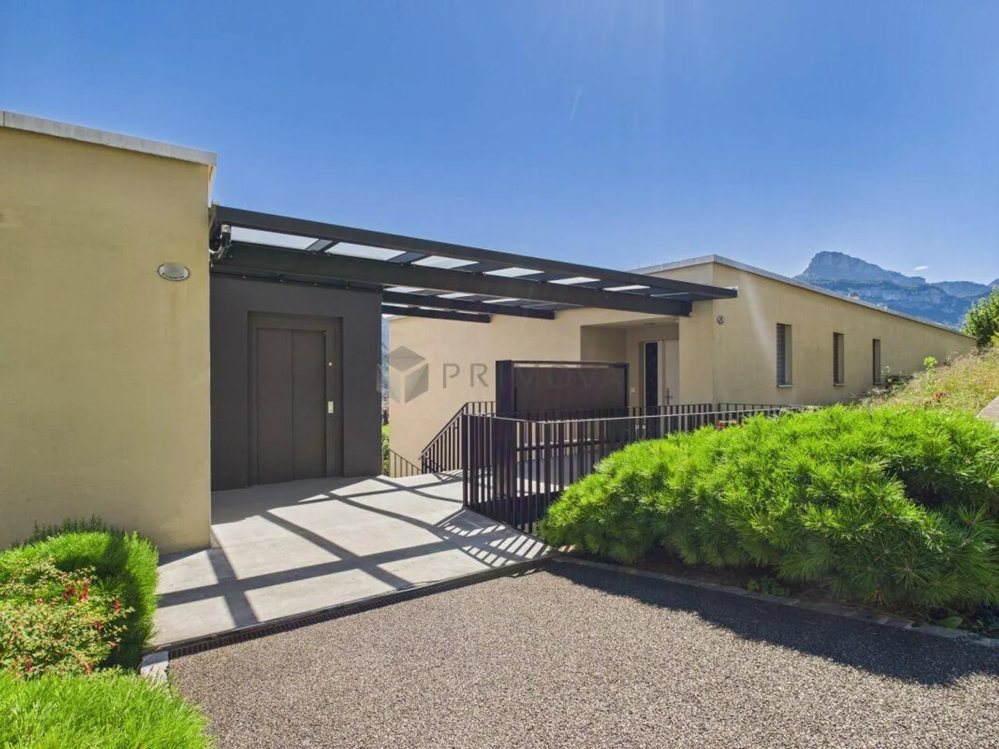 Spacious terrace apartment with garden and panoramic mountain views... - Photo 17 of 18