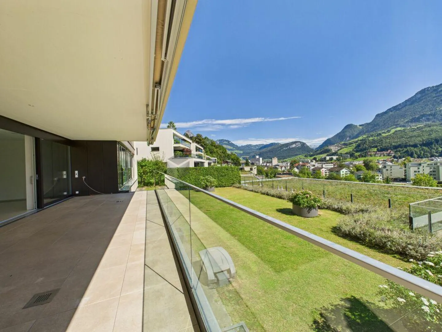 Spacious terrace apartment with garden and panoramic mountain views... - Photo 16 of 18