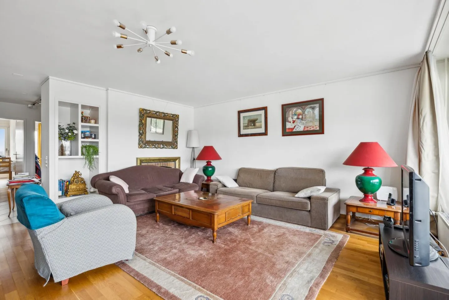 Beautiful apartment with stunning views of the lake, mountains, and city - Photo 2 of 13