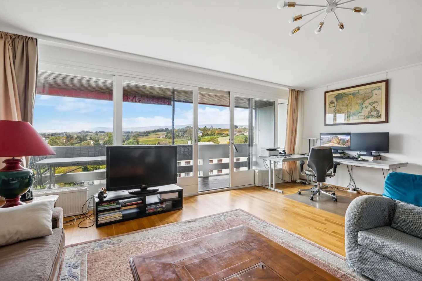 Beautiful apartment with stunning views of the lake, mountains, and city - Photo 3 of 13