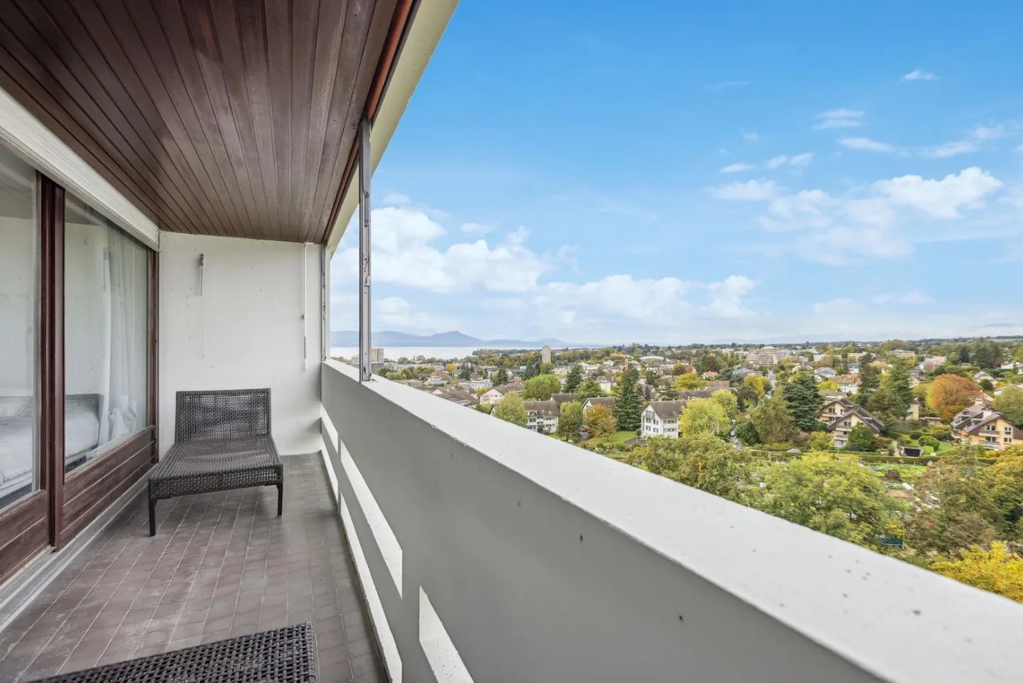 Beautiful apartment with stunning views of the lake, mountains, and city - Photo 1 of 13