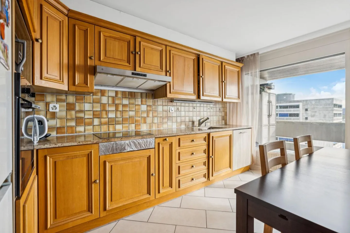 Beautiful apartment with stunning views of the lake, mountains, and city - Photo 5 of 13