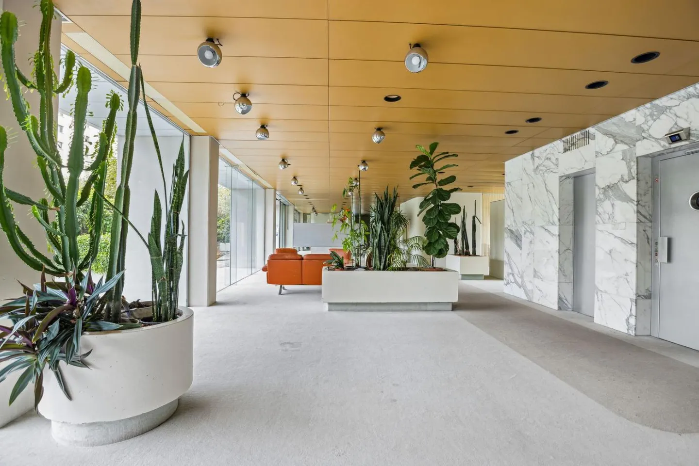 Beautiful apartment with stunning views of the lake, mountains, and city - Photo 12 of 13