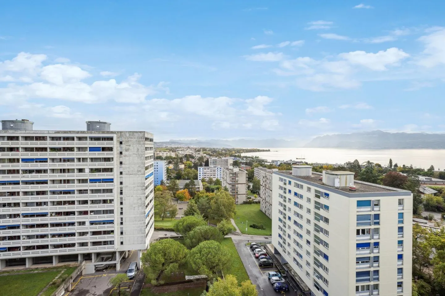 Beautiful apartment with stunning views of the lake, mountains, and city - Photo 13 of 13