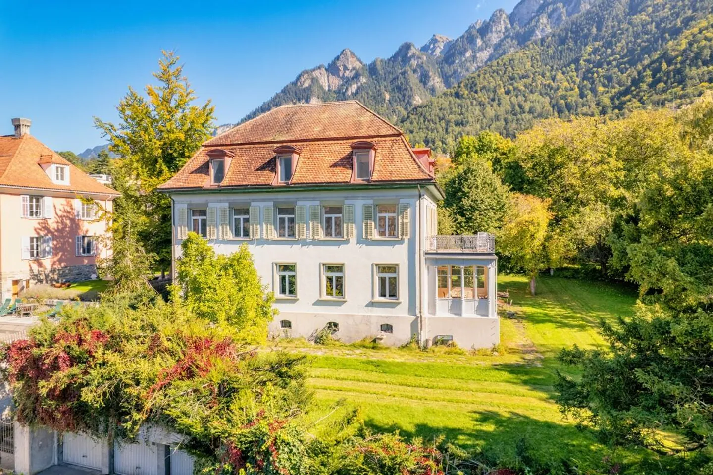 Chur : Villa représentative avec grand jardin et terrain à bâtir - Photo 1 sur 5
