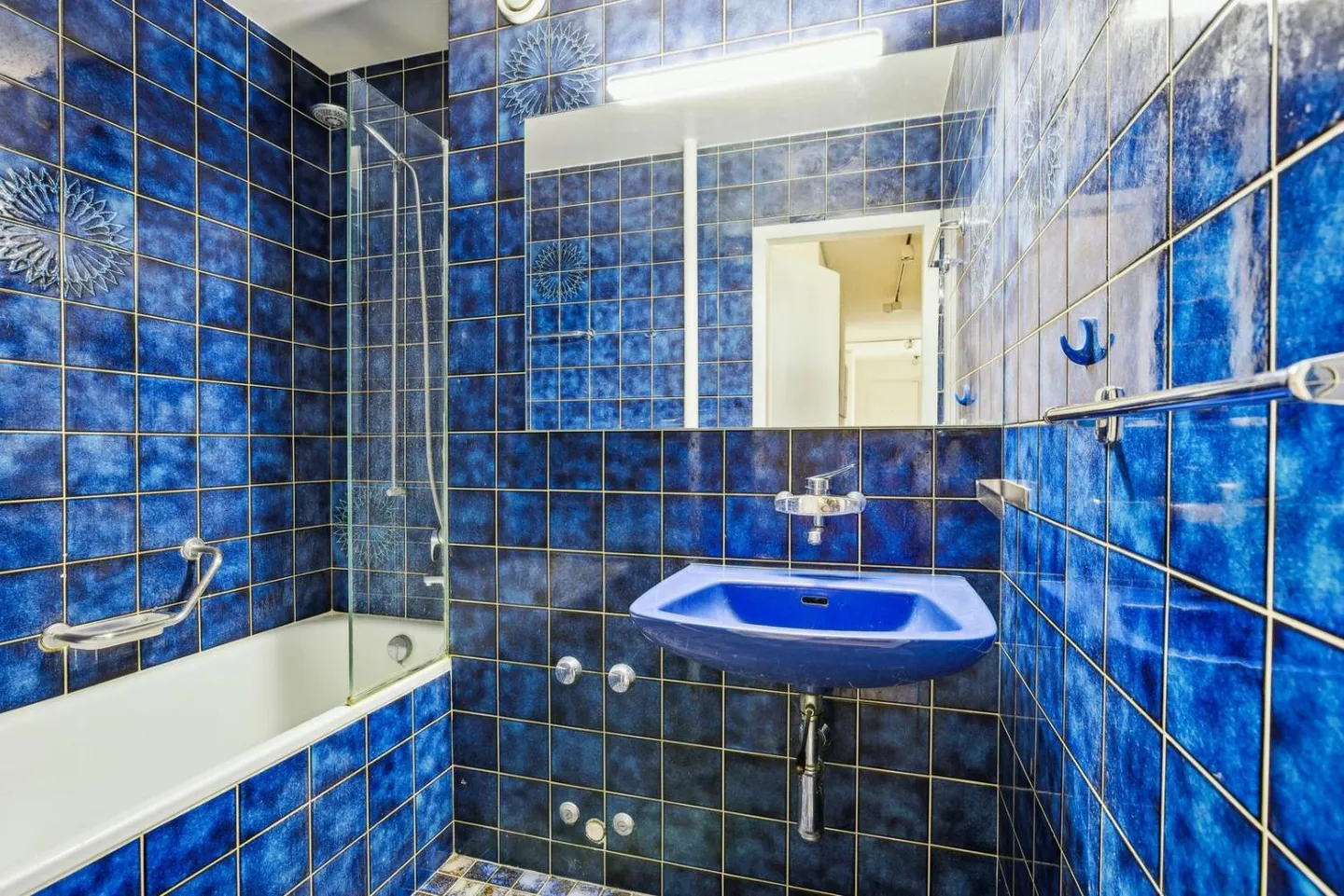 Beautiful apartment with stunning views of the lake, mountains, and city - Photo 9 of 13