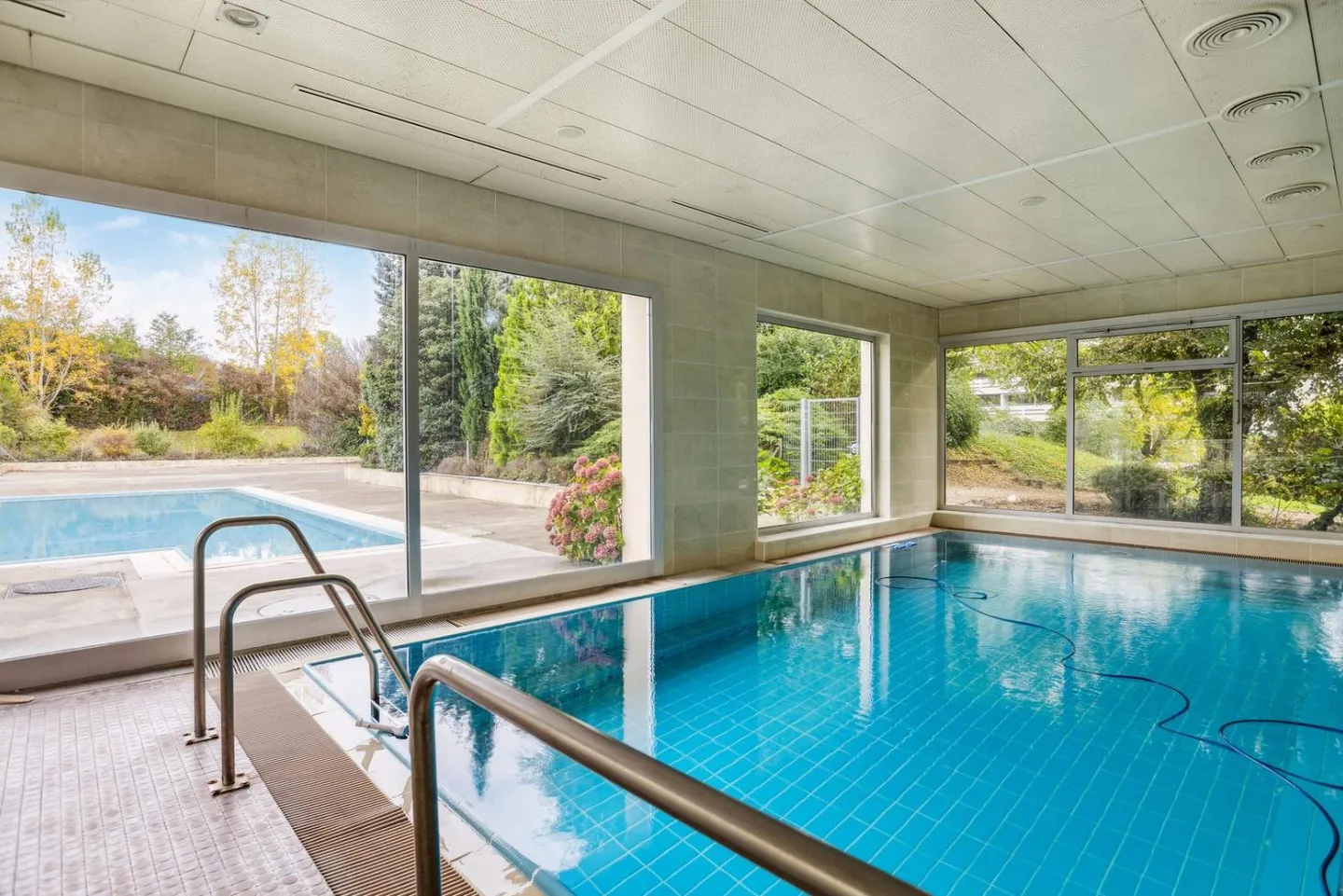 Beautiful apartment with stunning views of the lake, mountains, and city - Photo 10 of 13