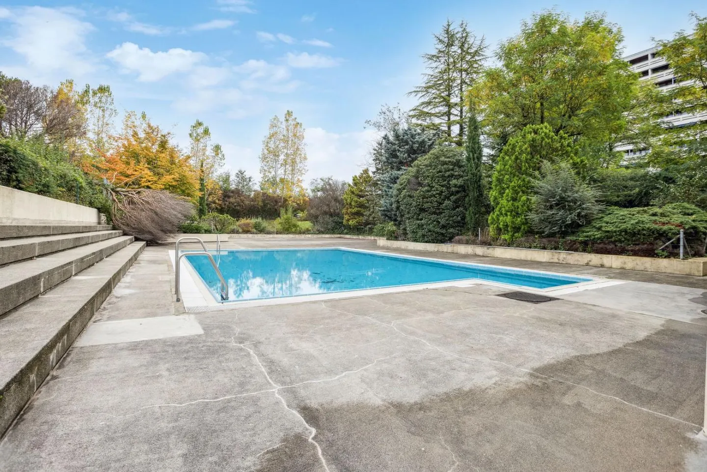 Beautiful apartment with stunning views of the lake, mountains, and city - Photo 11 of 13