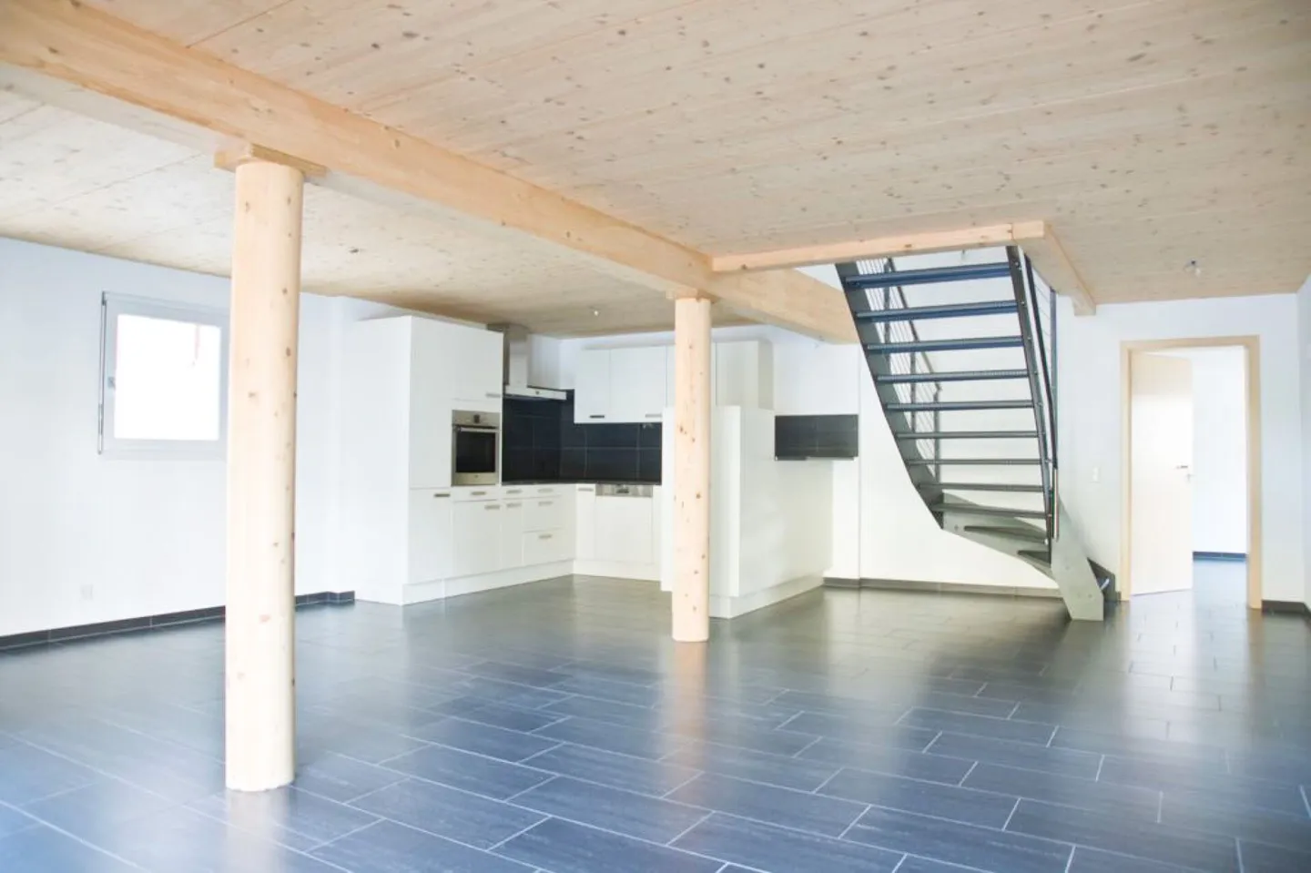 Appartement en duplex de 4,5 pièces incluant une place de parking - Photo 2 sur 12