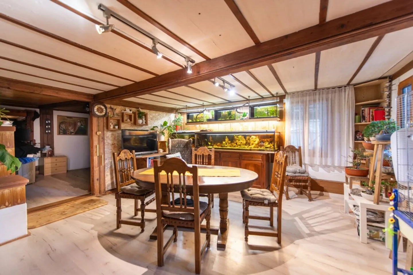 Grosses Bauernhaus direkt am Bach mit Landparzelle und Ausbaupotenzial - Foto 2 von 26