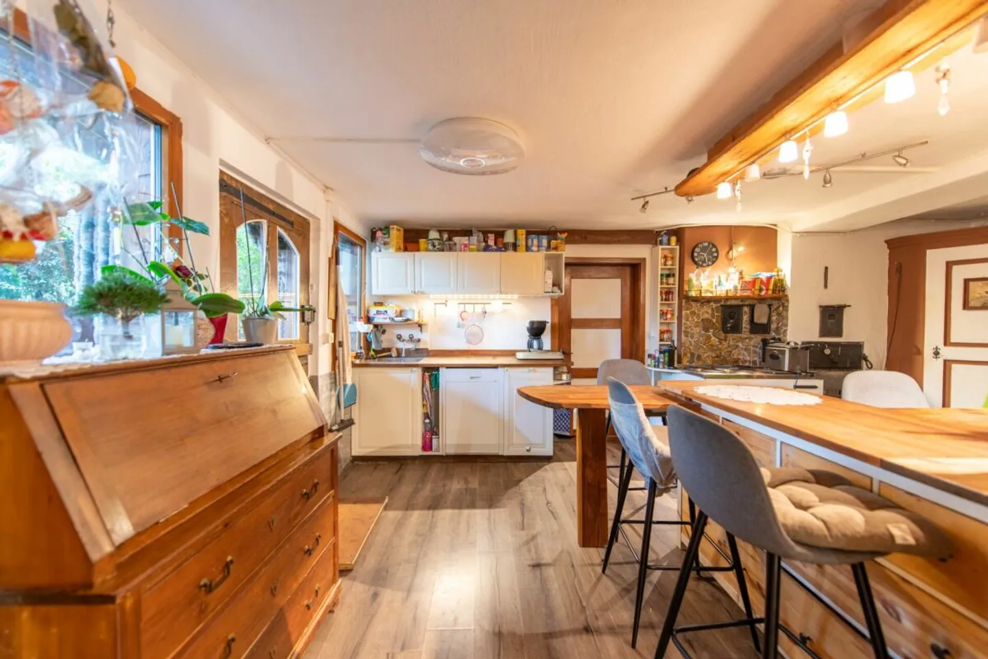 Grosses Bauernhaus direkt am Bach mit Landparzelle und Ausbaupotenzial - Foto 3 von 26