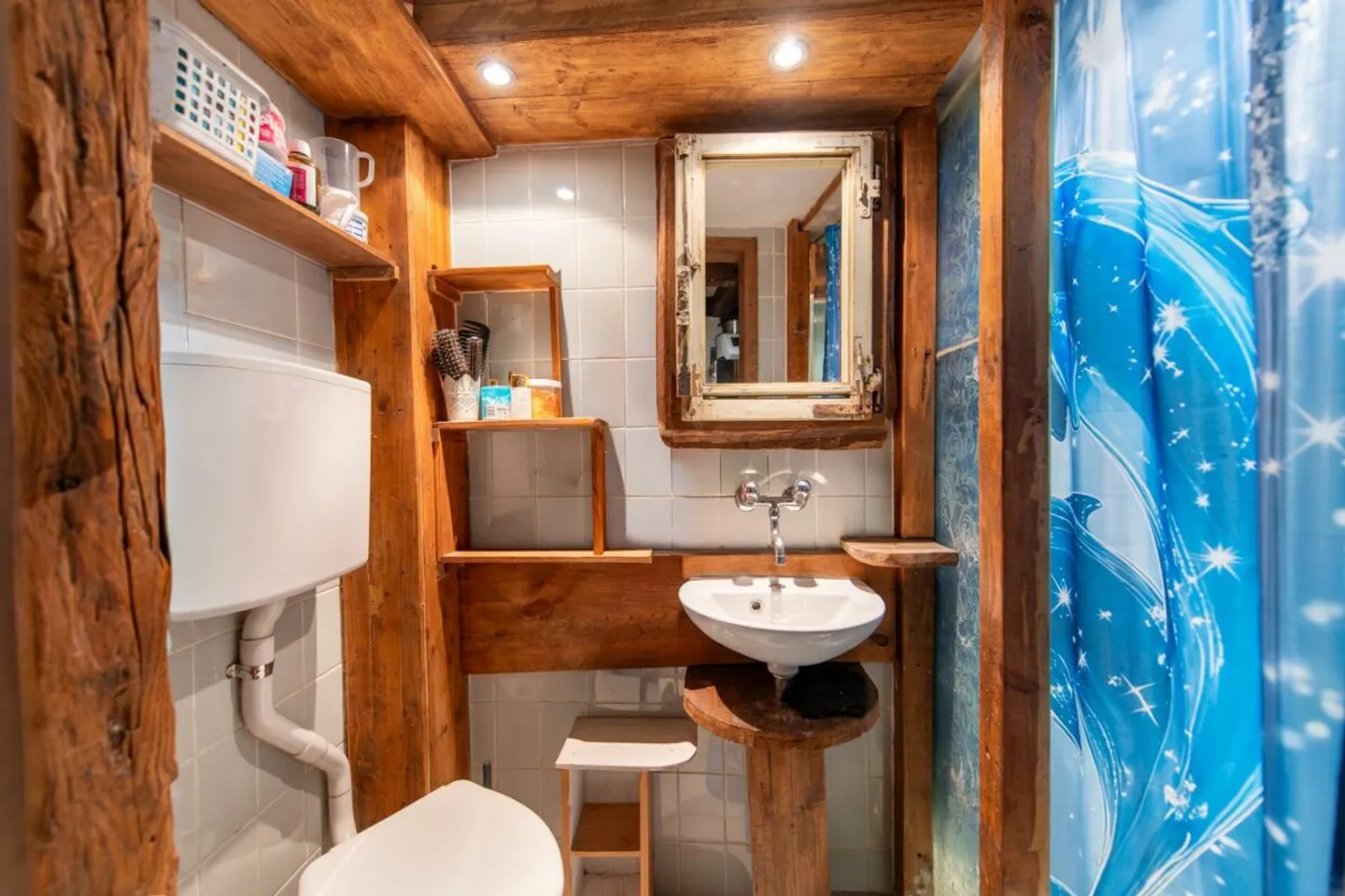 Grosses Bauernhaus direkt am Bach mit Landparzelle und Ausbaupotenzial - Foto 4 von 26