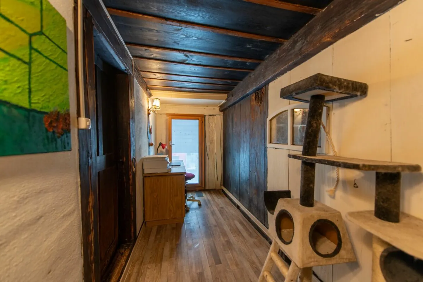 Grosses Bauernhaus direkt am Bach mit Landparzelle und Ausbaupotenzial - Foto 6 von 26