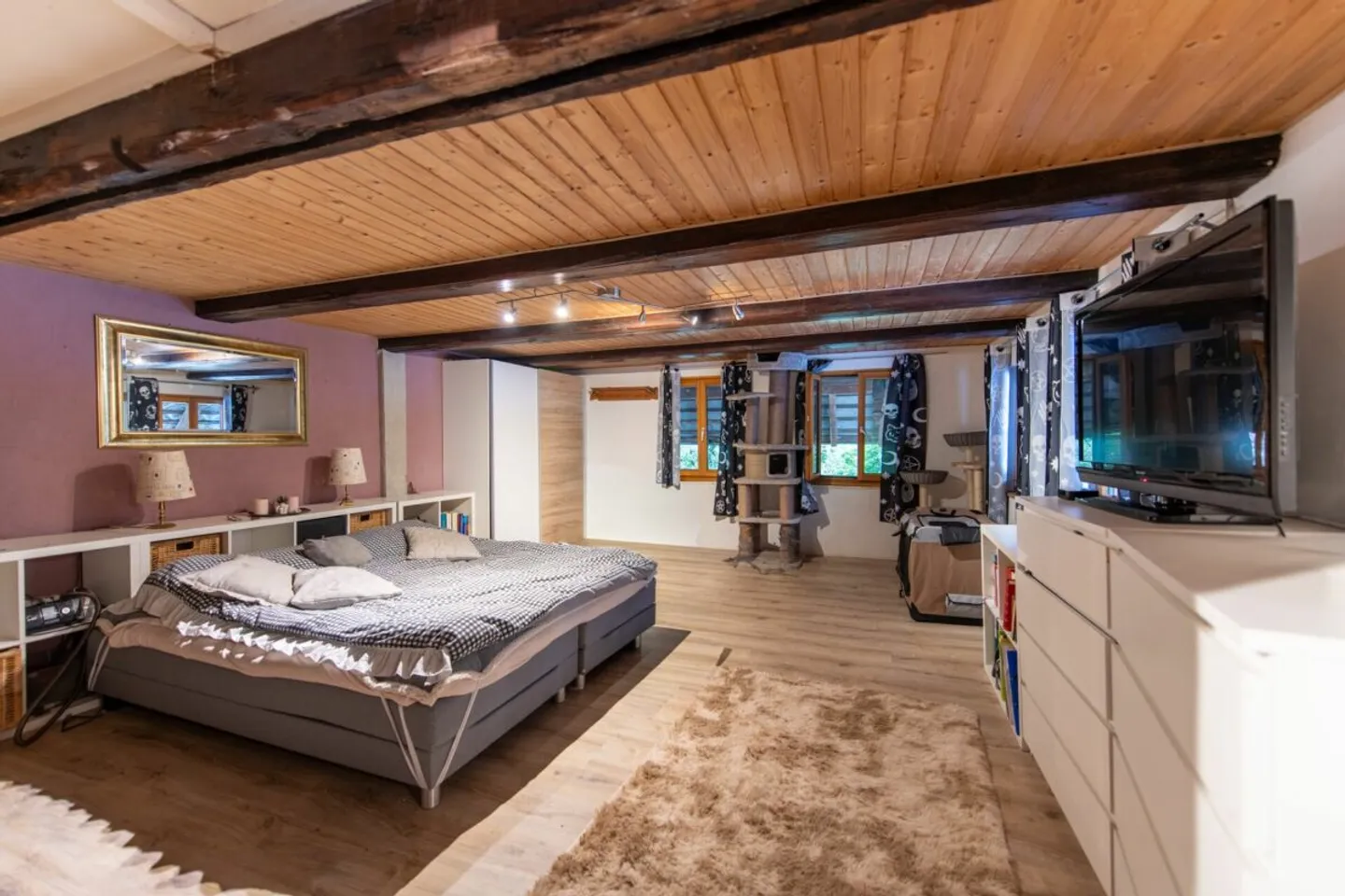 Grosses Bauernhaus direkt am Bach mit Landparzelle und Ausbaupotenzial - Foto 7 von 26