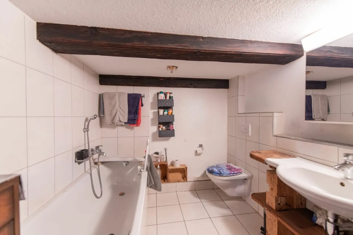 Grosses Bauernhaus direkt am Bach mit Landparzelle und Ausbaupotenzial - Foto 8 von 26