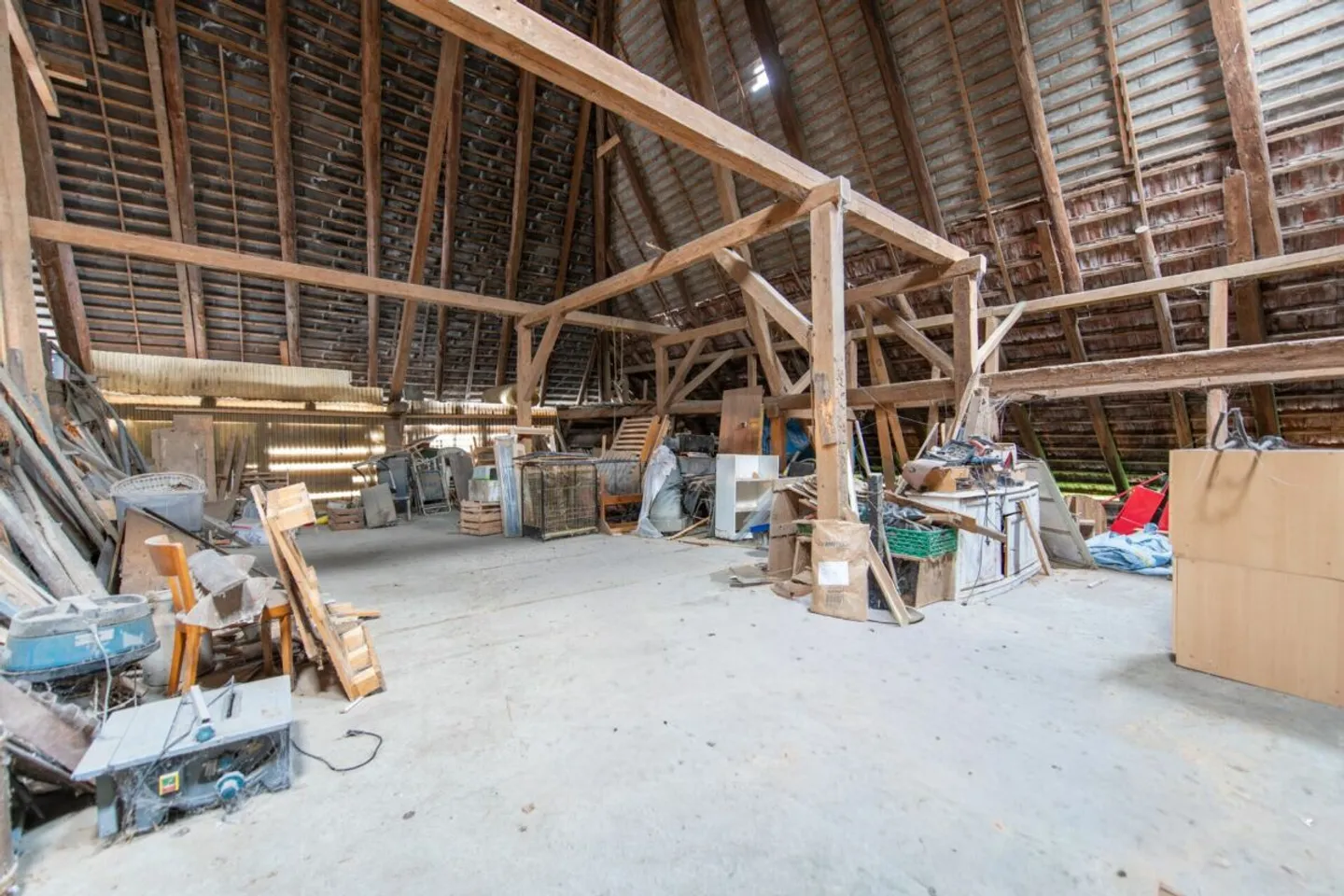 Grosses Bauernhaus direkt am Bach mit Landparzelle und Ausbaupotenzial - Foto 11 von 26