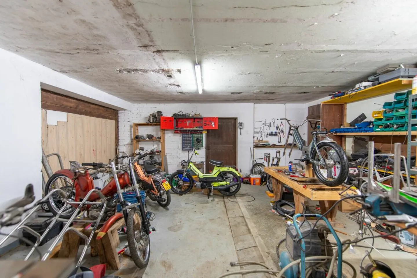 Grosses Bauernhaus direkt am Bach mit Landparzelle und Ausbaupotenzial - Foto 14 von 26