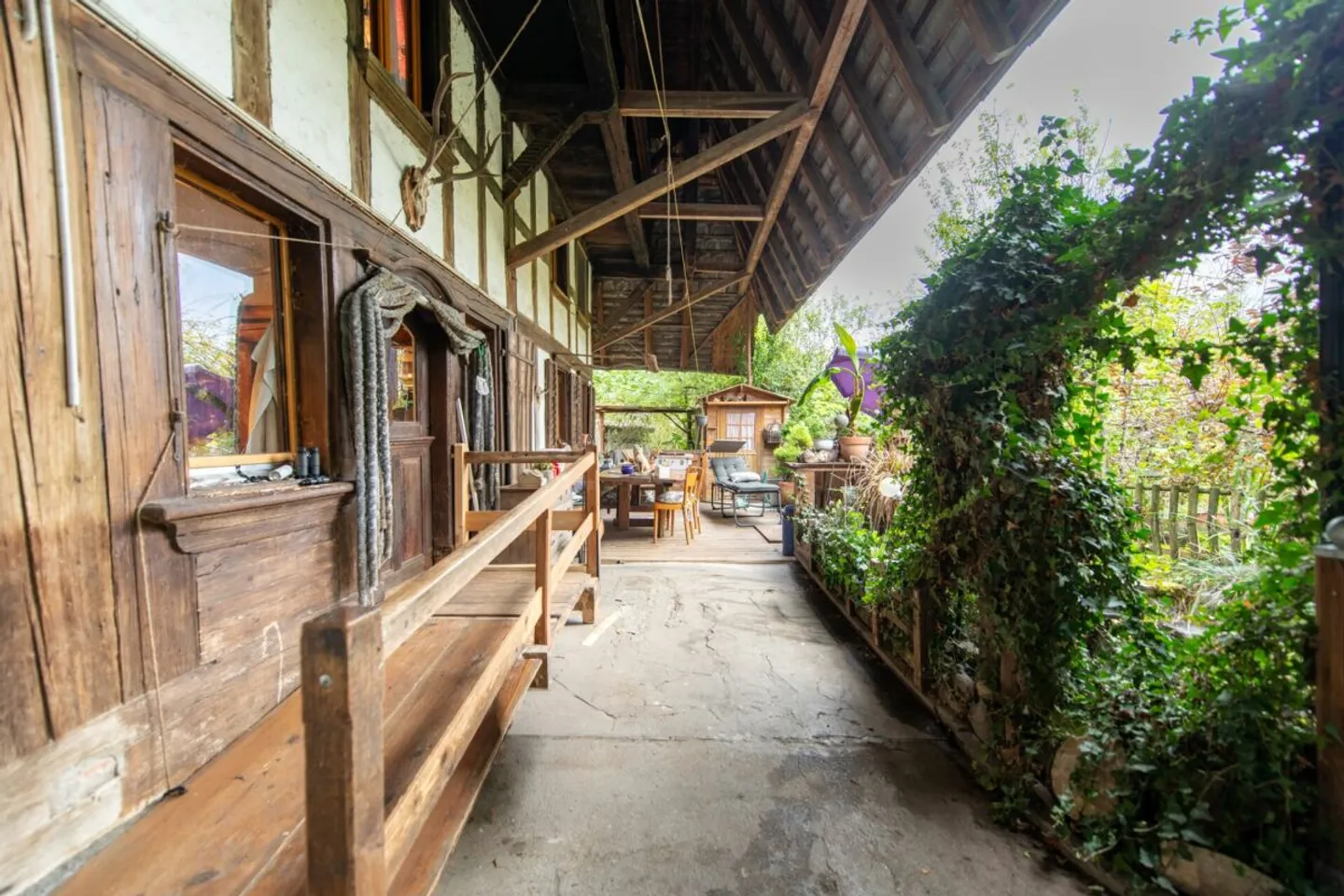 Grosses Bauernhaus direkt am Bach mit Landparzelle und Ausbaupotenzial - Foto 15 von 26