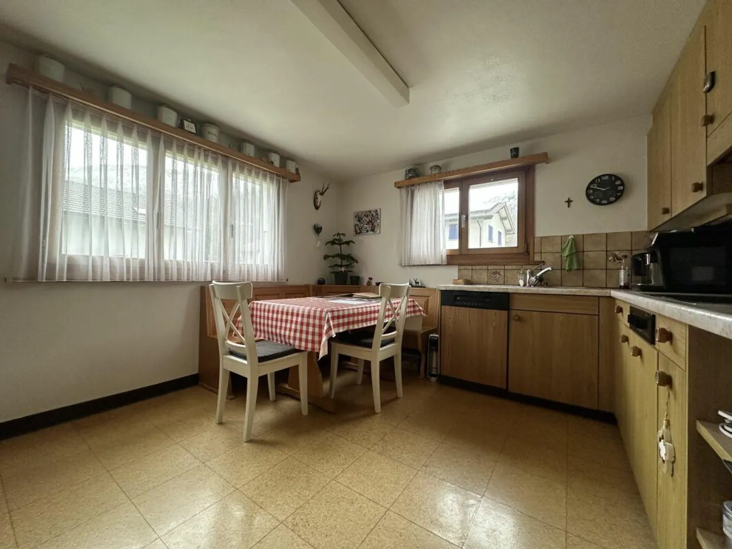 Incantevole casa unifamiliare 5 1/2 locali in una zona residenziale idilliaca nel verde - Foto 3 di 10