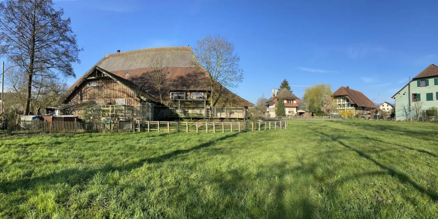 Grosses Bauernhaus direkt am Bach mit Landparzelle und Ausbaupotenzial - Foto 19 von 26