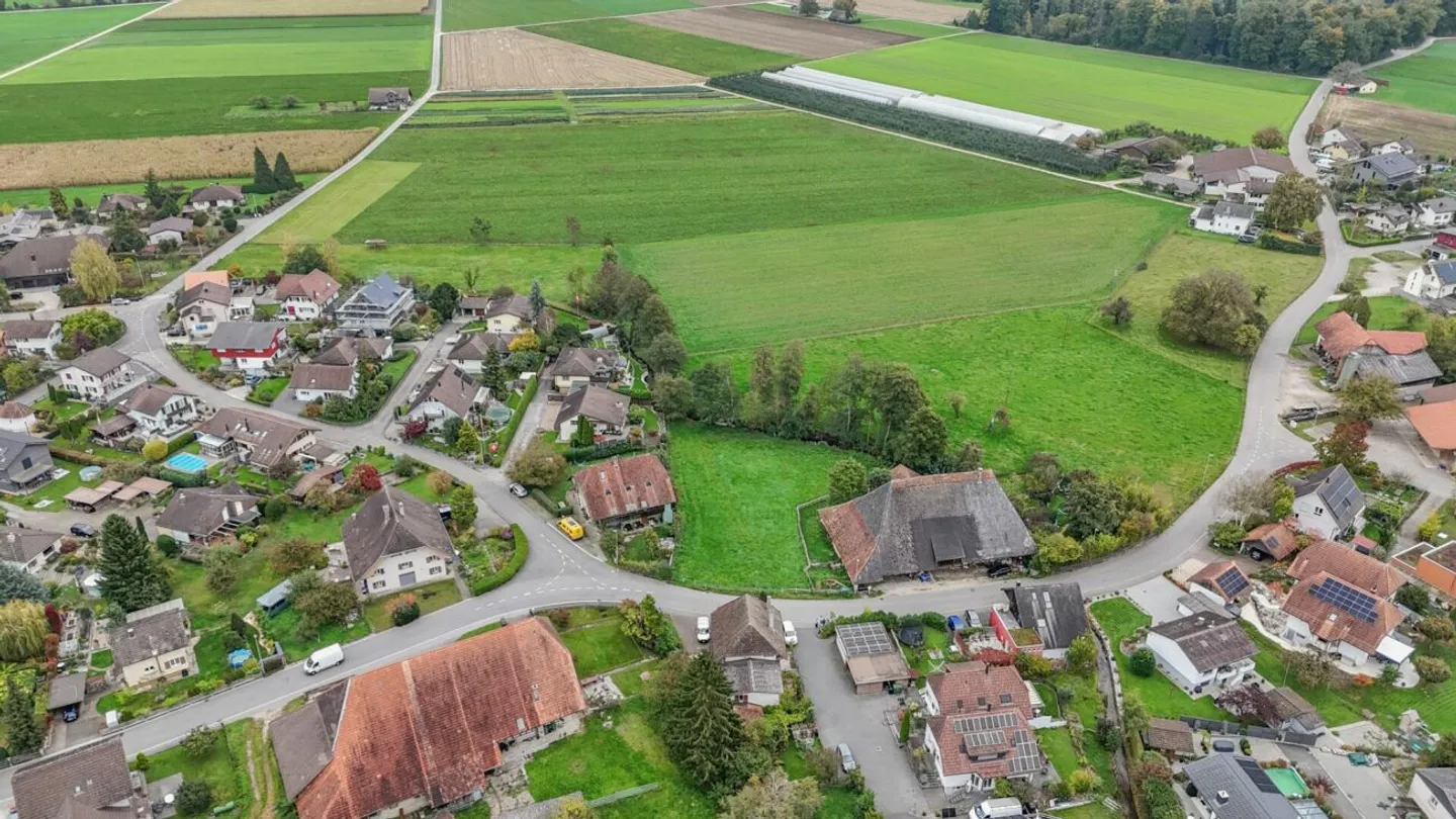 Grosses Bauernhaus direkt am Bach mit Landparzelle und Ausbaupotenzial - Foto 25 von 26