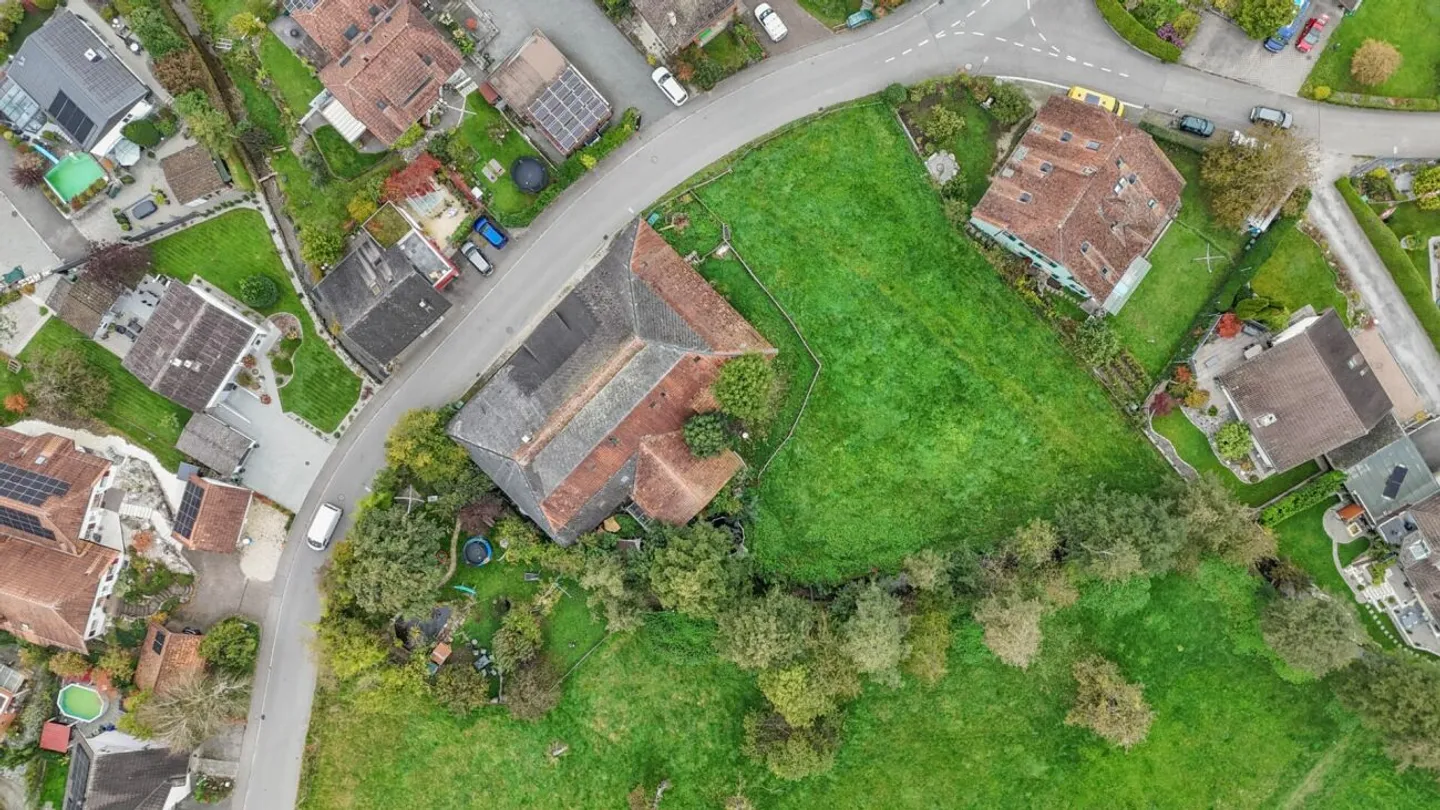 Grosses Bauernhaus direkt am Bach mit Landparzelle und Ausbaupotenzial - Foto 26 von 26