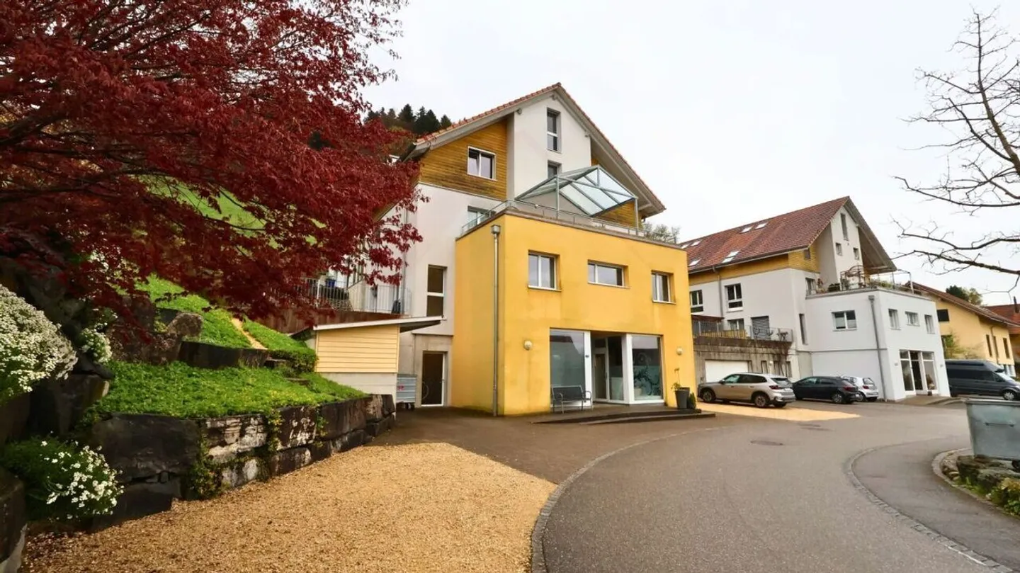 Vivere con charme - moderna maisonette di 4,5 stanze a Walkringen con balcone e camino - Foto 1 di 19