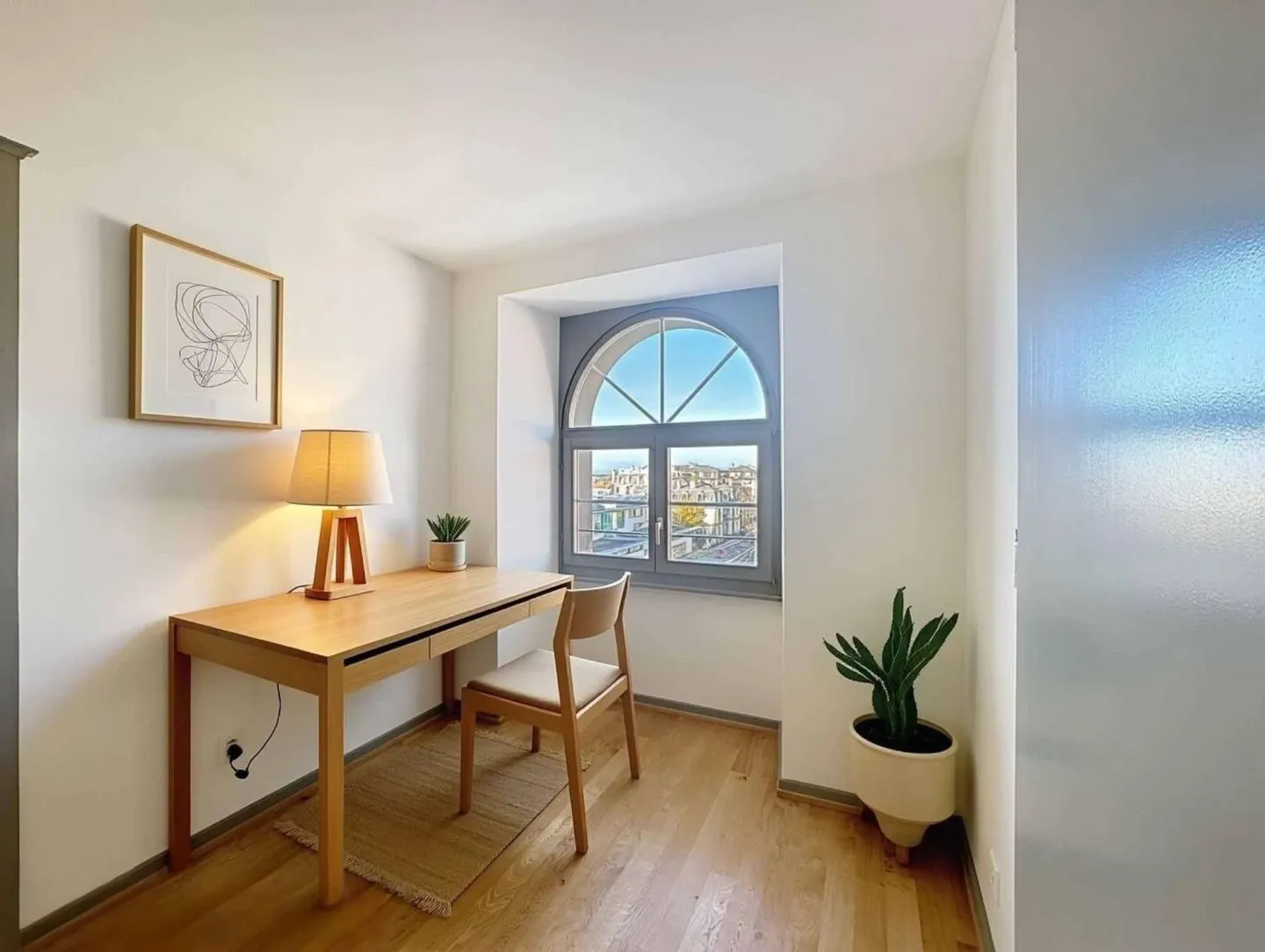 Top Floor - Spacious 3.5 Room 99 m2 + Attic in a Renovated Old Building - Photo 3 of 10