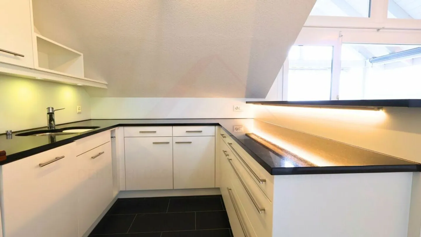 Vivere con charme - moderna maisonette di 4,5 stanze a Walkringen con balcone e camino - Foto 7 di 19