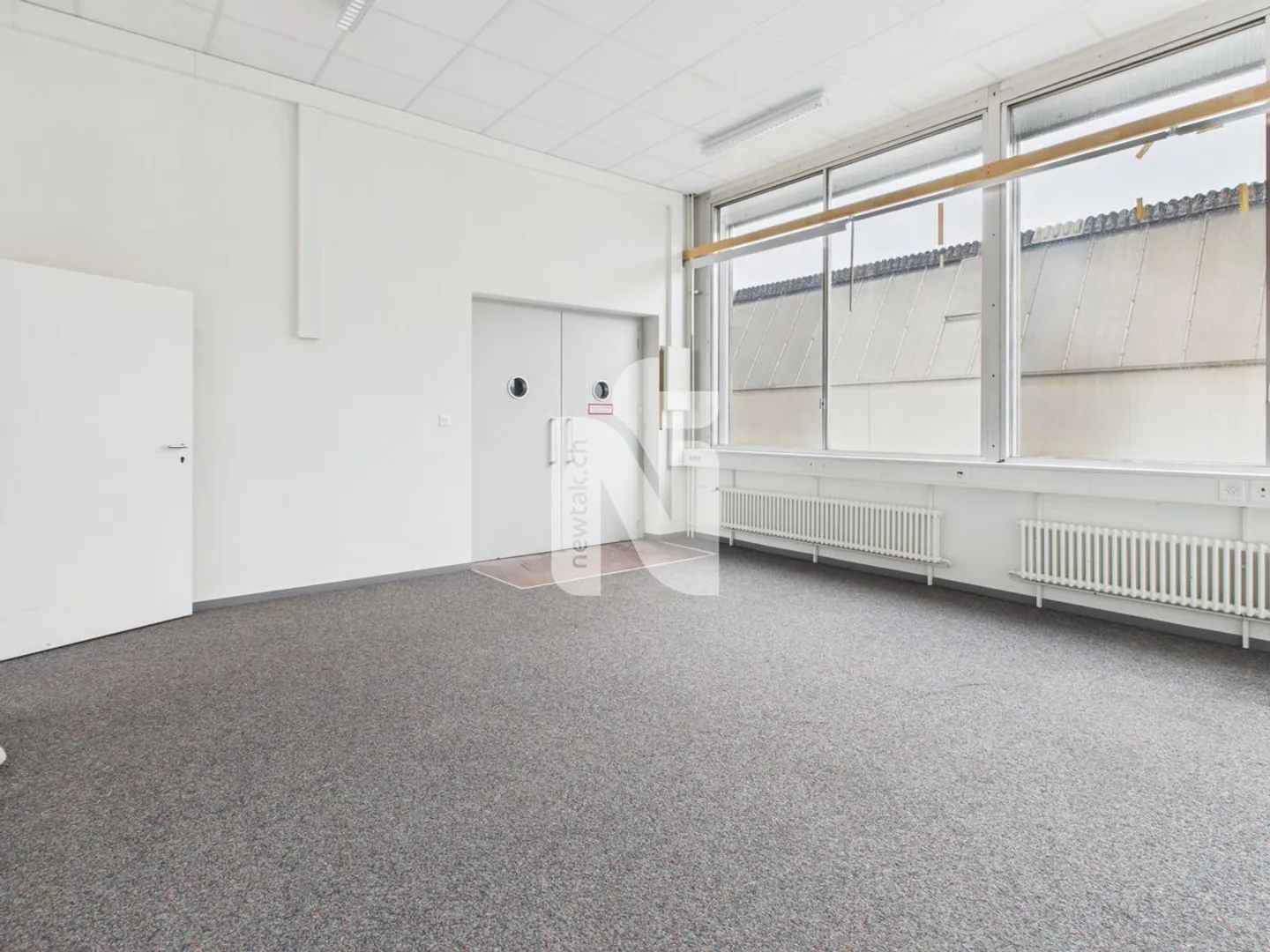 Office and Commercial Floor with Professional Logistics Infrastructure - Photo 7 of 8