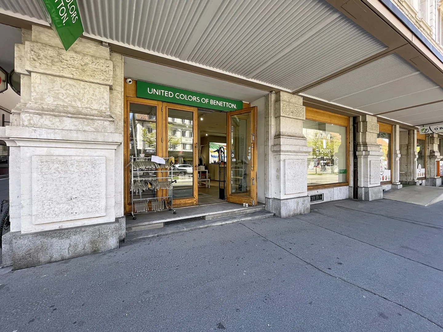 Spazio commerciale con vetrina - Foto 1 di 4
