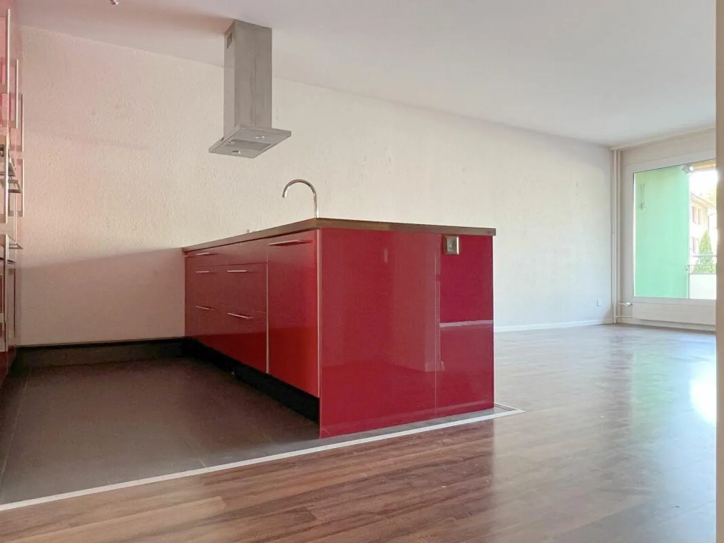 Condominium ensoleillé de 3,5 pièces avec balcon, cave et place de parking - Photo 4 sur 25