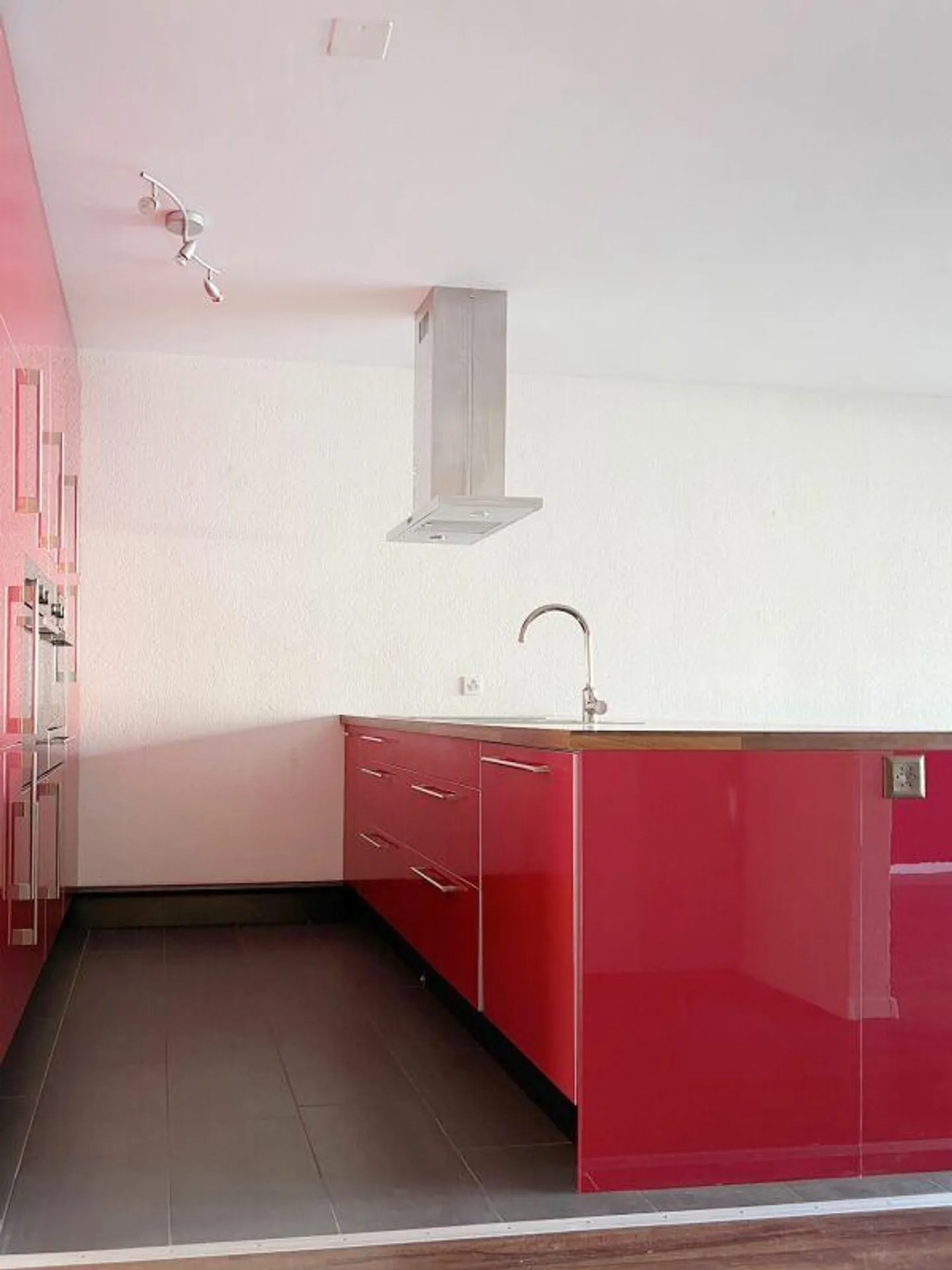 Condominium ensoleillé de 3,5 pièces avec balcon, cave et place de parking - Photo 2 sur 25