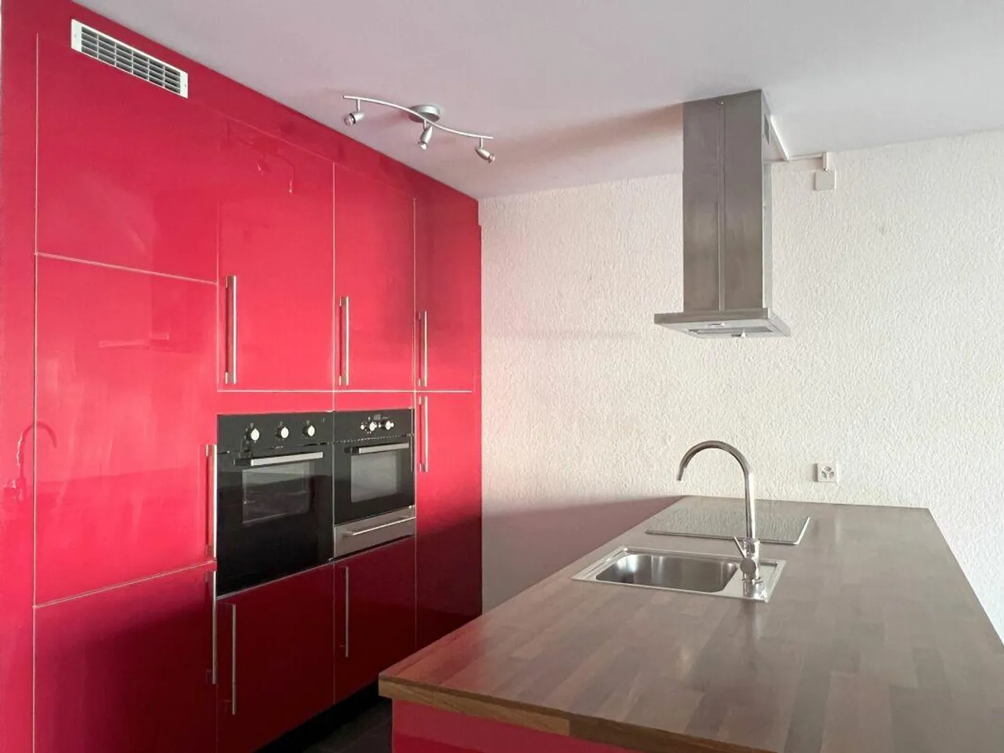 Condominium ensoleillé de 3,5 pièces avec balcon, cave et place de parking - Photo 5 sur 25