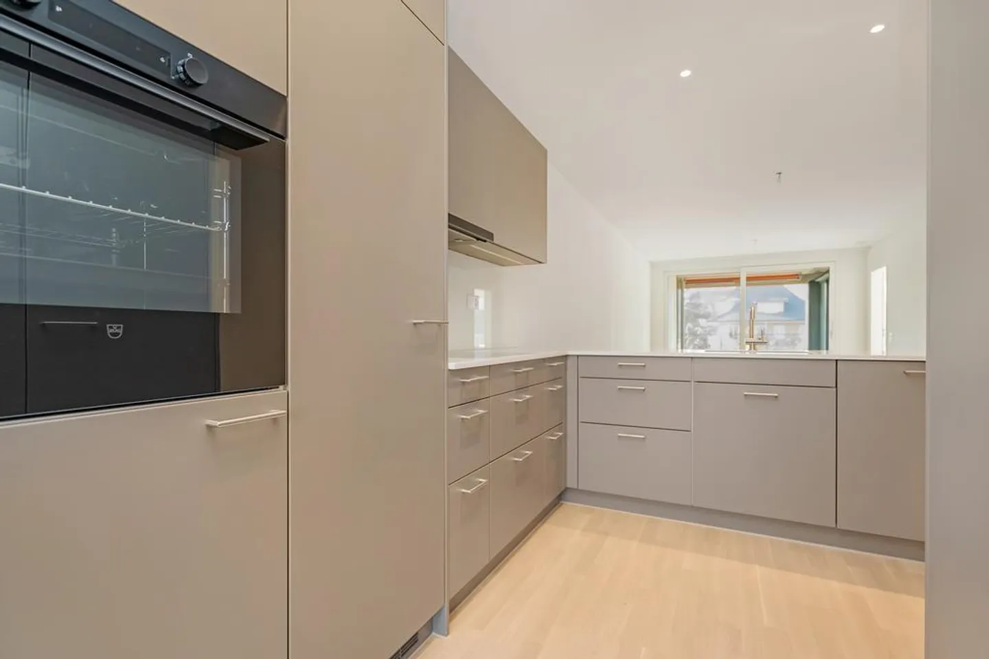Appartamento moderno di 3,5 stanze con cortile attraente - Foto 3 di 7