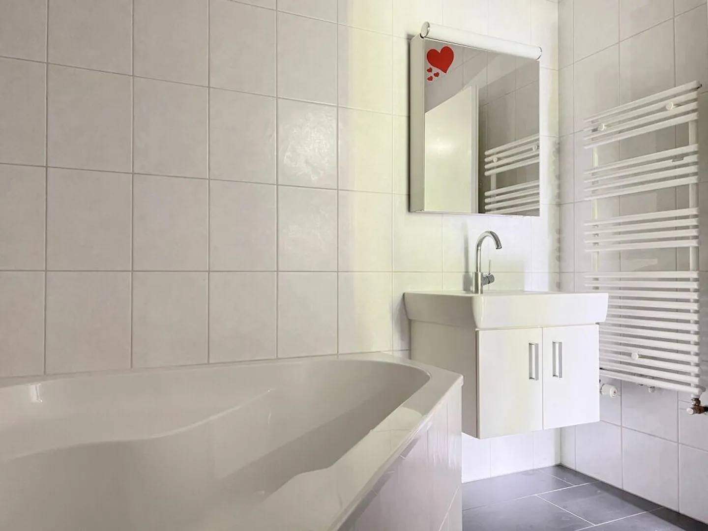 Condominium ensoleillé de 3,5 pièces avec balcon, cave et place de parking - Photo 10 sur 25