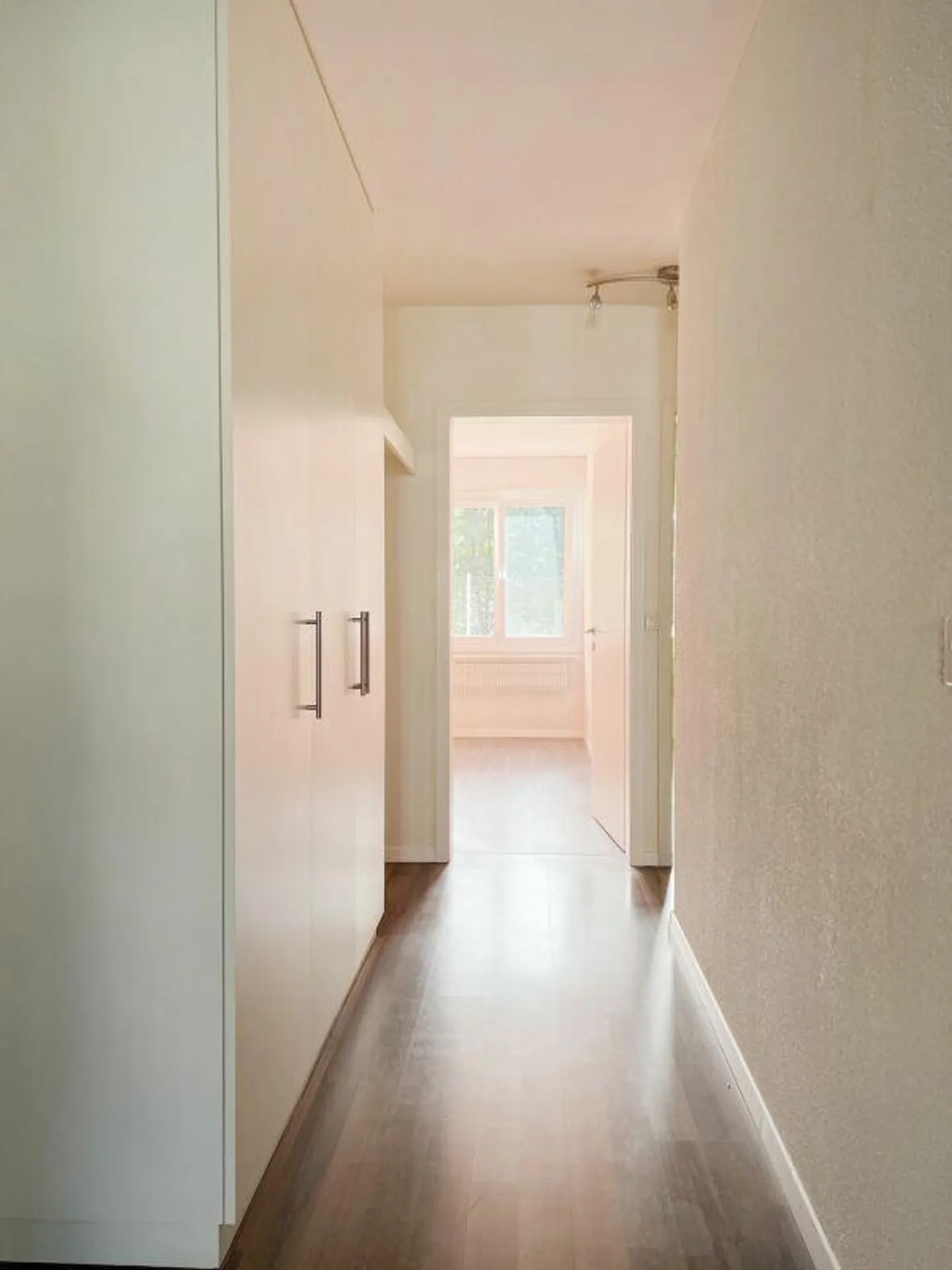 Condominium ensoleillé de 3,5 pièces avec balcon, cave et place de parking - Photo 8 sur 25