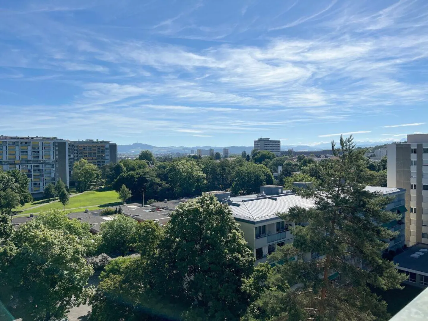 Condominium ensoleillé de 3,5 pièces avec balcon, cave et place de parking - Photo 21 sur 25