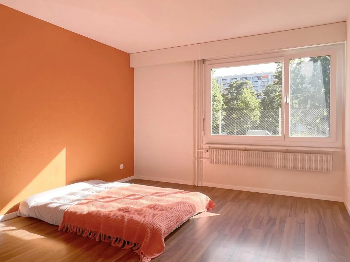 Condominium ensoleillé de 3,5 pièces avec balcon, cave et place de parking - Photo 12 sur 25