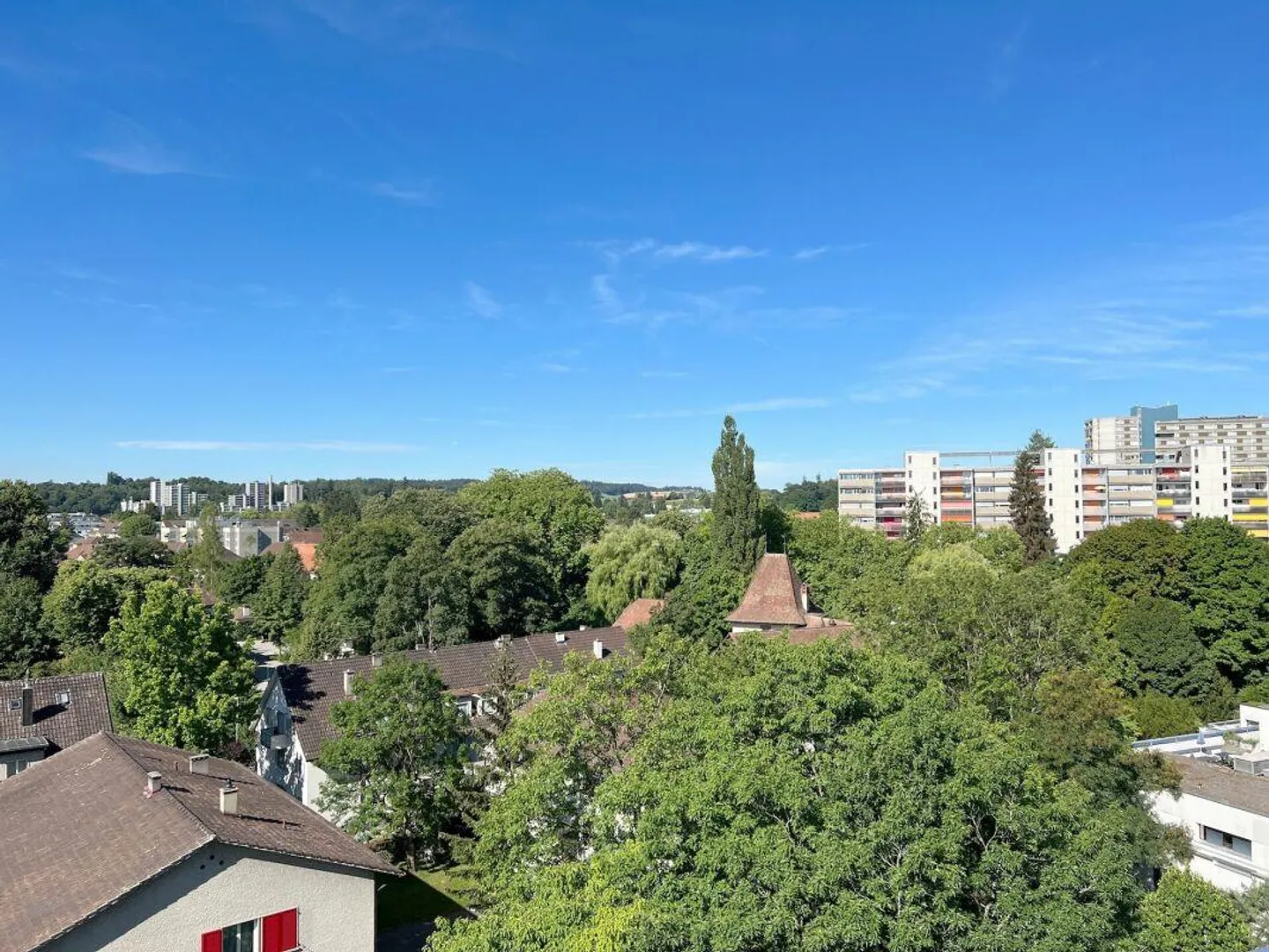 Condominium ensoleillé de 3,5 pièces avec balcon, cave et place de parking - Photo 23 sur 25