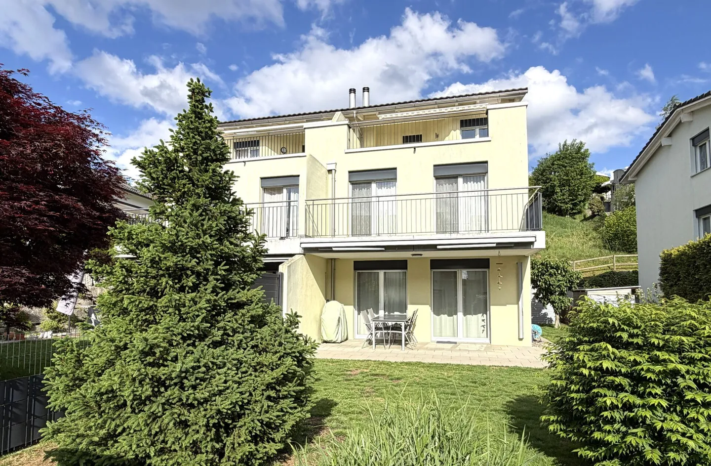 Semi-detached house for sale in a prime location - Photo 1 of 21